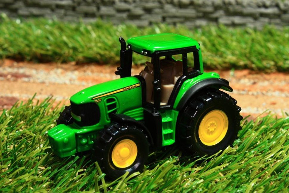Игра тракторы зеленые. Трактор John Deere 7530. Siku трактор John Deere 7530 1009. Трактор Джон Дир игрушка. Модель трактора Джон Дир игрушка.